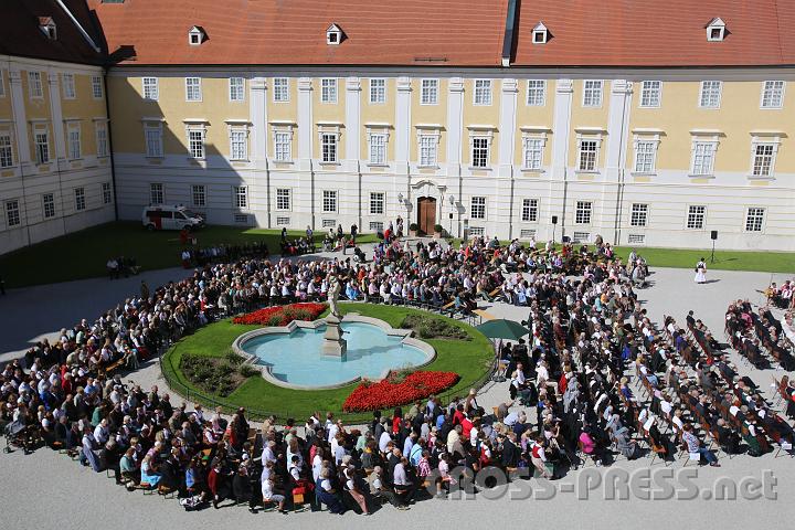 2012.09.16_14.34.29.jpg - 2000 Gäste waren der Einladung zum Hauptfest des 900-jährigen Jubiläums gefolgt.