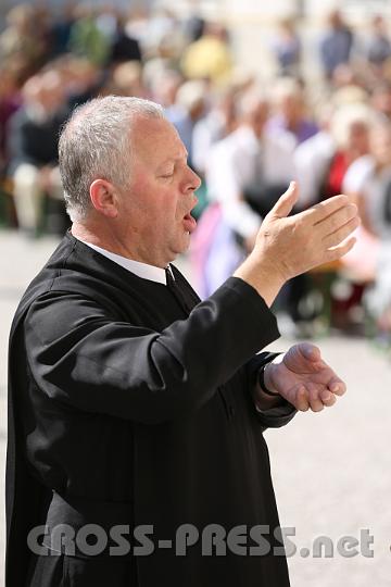 2012.09.16_15.07.59_01.jpg - P. Franz Hörmann OSB (Wallfahrtspfarrer am Sonntagberg),  Sänger und Dirigent  zugleich.