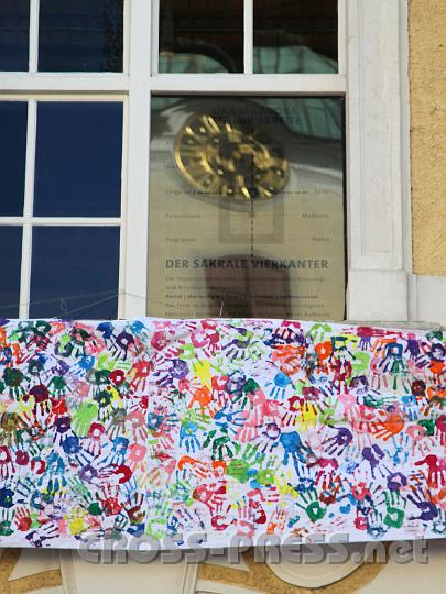 2012.09.16_15.09.28.jpg - "Ora et labora - bete und arbeite" steht am Fenster, in dem sich der Kirchturm des "Vierkanters Gottes" spiegelt.