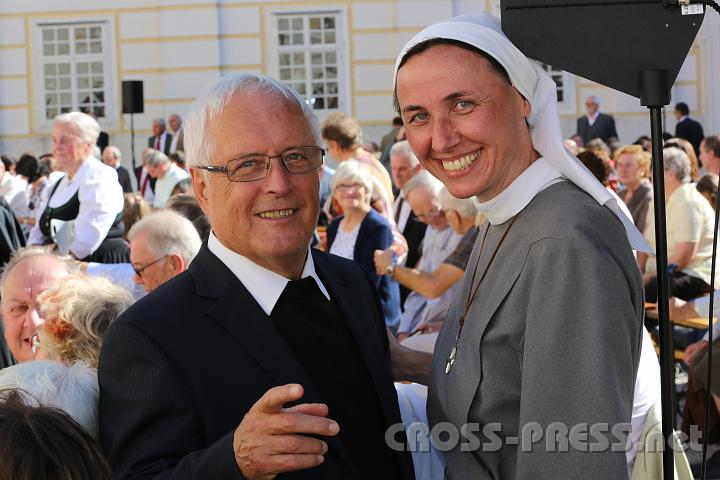 2012.09.16_15.34.41.jpg - Probst Raimund Breiteneder mit Schwester Michaela Gehart vom Radio Maria-Studio in Amstetten.