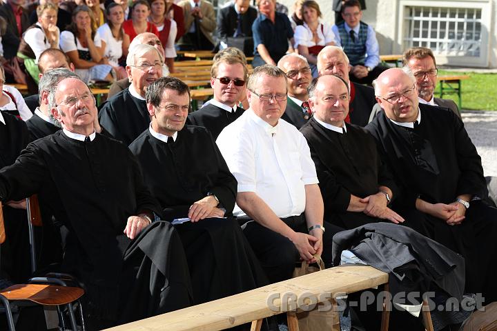 2012.09.16_16.00.24.jpg - Dechant Herbert Döller aus Waidhofen inmitten der Benediktiner von Seitenstetten und einigen umgebenden Pfarren.
