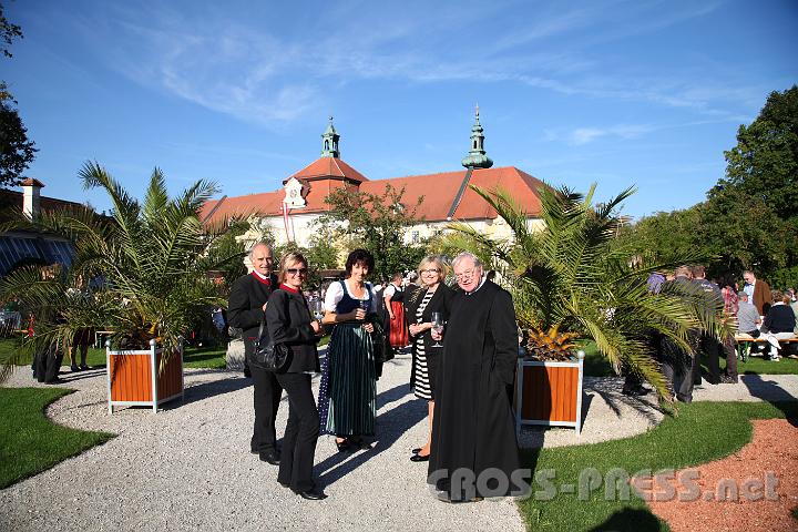 2012.09.16_16.47.15.jpg - DI Karl Latschenberger (Bgm. von Biberbach) mit Gattin Katharina, Vizebürgermeisterin Marianne Edermayr, HS-Direktorin Herta Leitner und P. Martin Mayrhofer genießen den Spätsommernachmittag.