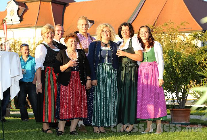 2012.09.16_18.12.14.jpg - P. Georg Haumer mit Familie Weitz aus Aschbach.