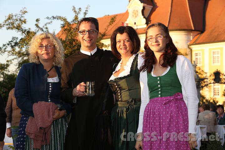 2012.09.16_18.28.33.jpg - Frater Andreas Düchler mit drei Damen der Fam. Weitz.