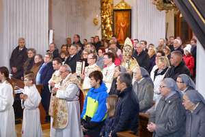 Pontifikales HochAmt am Christtag mit live ORF/ZDF Übertragung Feierlicher Einzug, begleitet von zahlreichen Kameras und vielen Zuschauern via Fernsehen und Internet.