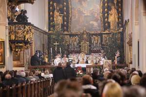 Pontifikales HochAmt am Christtag mit live ORF/ZDF Übertragung Im Bild: drei Kameras...