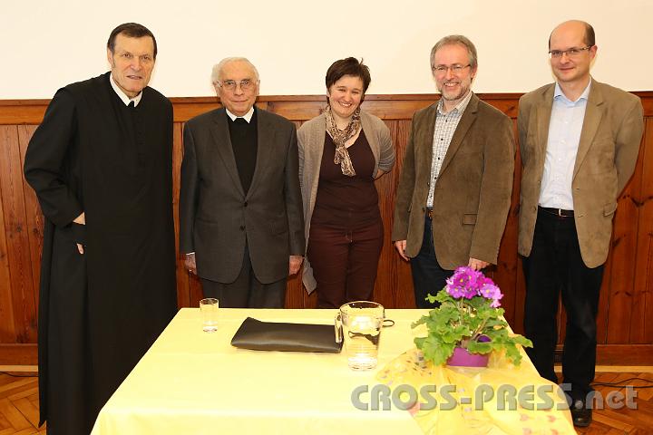 2013.01.29_21.19.18.jpg - Hausherr Abt Berthold Heigl, Weihbischof Helmut Krätzl (Vortragender),  Lucia und Johannes Deinhofer (Leiter des Bildungshauses St.Benedikt), sowie Moderator Michael Wagner.