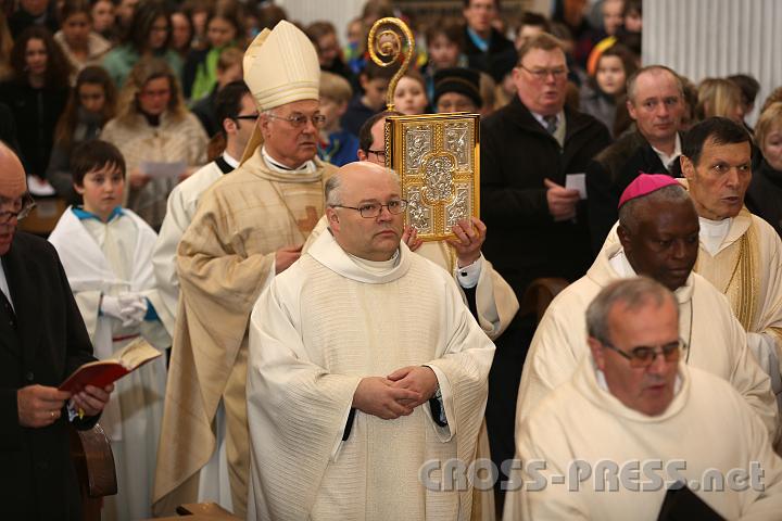 2013.03.21_09.49.32.jpg - Abtpräses Christian Haidinger, Abt Petrus Pilsinger und Altabt Berthold Heigl beim Einzug in die Stiftskirche am Fest des Heimgangs des hl. Benedikt.