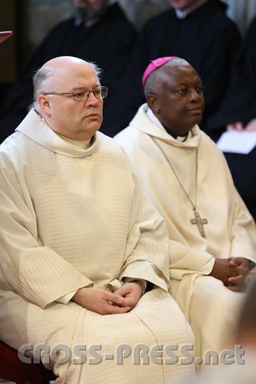 2013.03.21_10.08.48.jpg - Der neue Abt, P.Petrus Pilsinger, und Bischof Joseph Afrifah-Agyekum aus der Diözese Koforidua (Ghana).