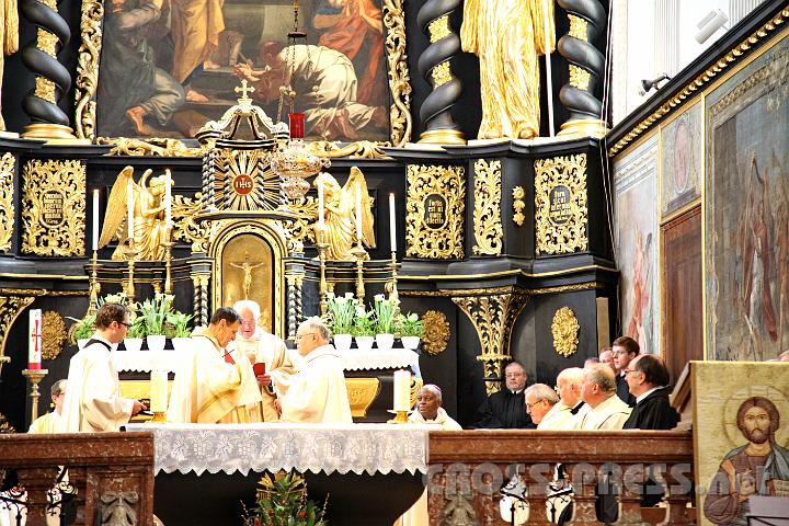 2013.03.21_10.18.09.jpg - Pater Berthold Heigl (l.), der den Vierkanter Gottes 28 Jahre lang führte und gesundheitsbedingt zurückgetreten ist, überreichte das Abtkreuz an Nachfolger Pater Petrus Pilsinger. Abtpräses Pater Christian Haidinger leitete die feierliche Übergabe.