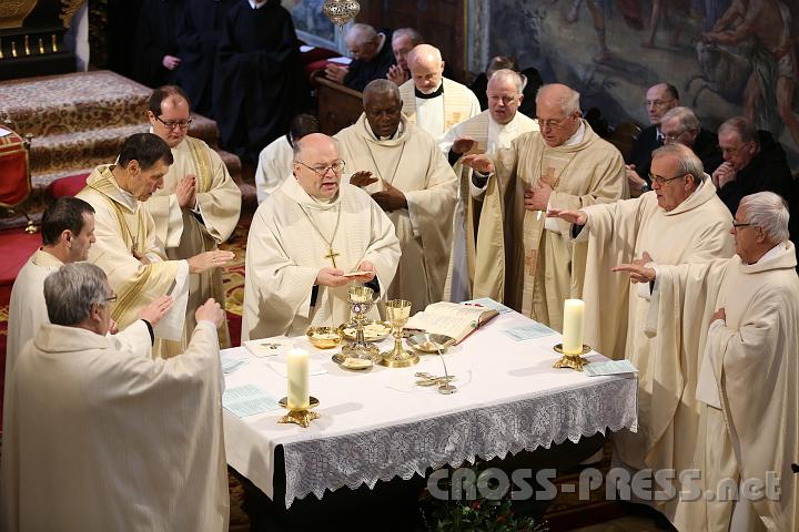 2013.03.21_10.41.05.jpg - Abt Petrus mit allen Zelebranten.