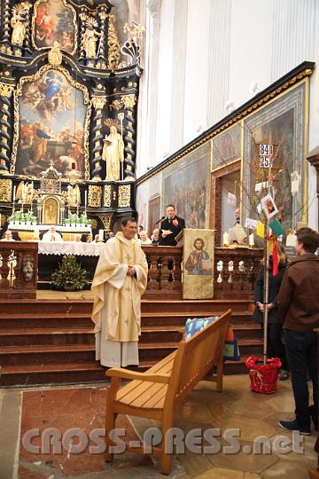 2013.03.21_11.10.40.jpg - Als Abschiedsgeschenk bekommt Abt Berthold eine Patchwork-Decke, auf der sich alle Schüler "verewigt" haben: damit ihm auf seiner Bank im Hofgarten nicht kalt wird.