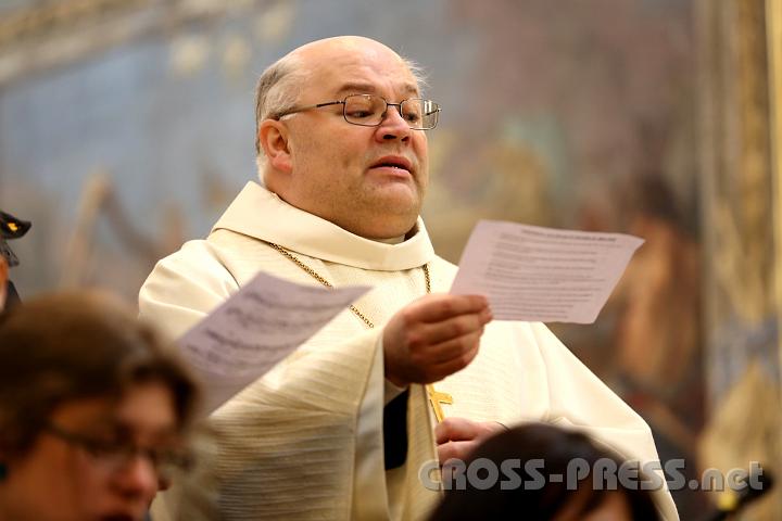 2013.03.21_11.14.26_01.jpg - Ein prominenter Mitglied des Schüllerchors: ehem. Direktor und neue Abt Petrus singt mit.  :)