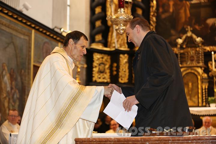 2013.03.21_11.22.09.jpg - Albert Bucar, Leiter der Wirtschaftskanzlei, bedankt sich bei Altabt Berthold im Namen aller Mitarbeiter des Hauses für die gute Zusammenarbeit.