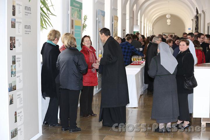 2013.03.21_12.23.11.jpg - Agape-Bar im Kreuzgang.  :)