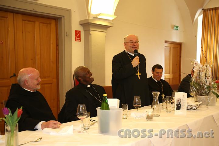 2013.03.21_14.13.36.jpg - Abt Petrus erzählt sehr humorvoll von seinem Tagesbeginn: er hörte im Radio Udo Jürgens singen: "Mit 66 Jahren...", ganz passend zu Abt Bertholds Alter - mit lustigen Parallelen zu ihm selber. "Ihr werdet euch noch wundern, wenn ich erst Rentner bin! Sobald der Streß vorbei ist, dann lang ich nämlich hin,...Dann fön' ich äußerst lässig das Haar, das mir noch blieb.Ich ziehe meinen Bauch ein und mach' auf 'heißer Typ'...".