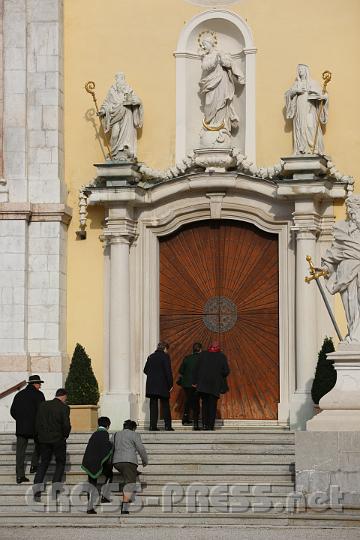 2013.03.21_15.16.08.jpg - Nach dem Fest eilen die Gläubigen zur Pontifikalvesper.