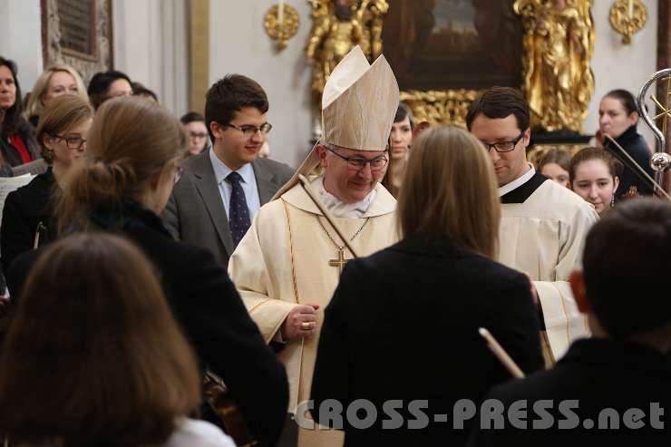 2014.03.21_09.47.38.jpg - Weihbischof Leichtfried begrüßt die Schüler.