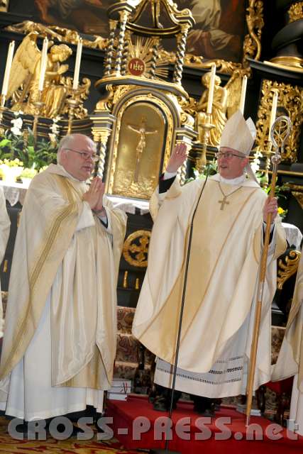 2014.03.21_11.24.11_02.jpg - Weihbischof Anton Leichtfried erteilt den Abschluss-Segen. Links der ehemalige Direktor des Gymnasiums, Abt Petrus Pilsinger.