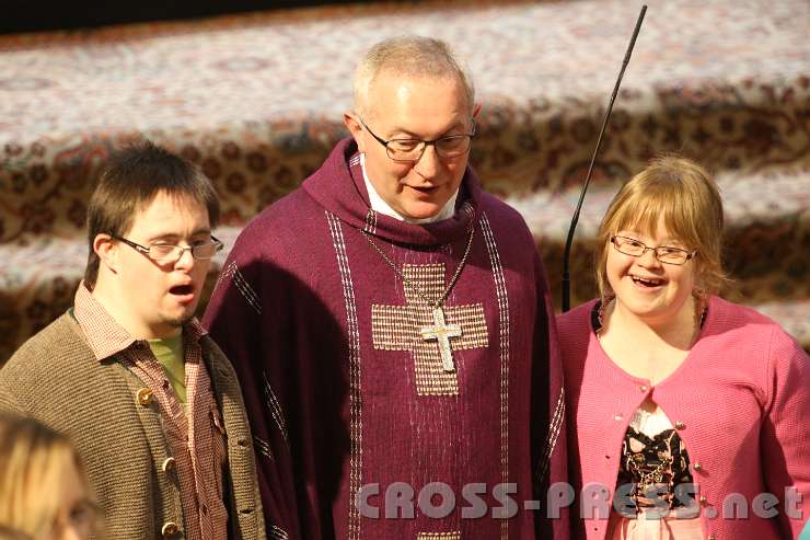 2014.03.23_10.56.29_01.jpg - Weihbischof Anton Leichtfried mit zwei Jugendlichen mit viel sonnigem Extra.  :)