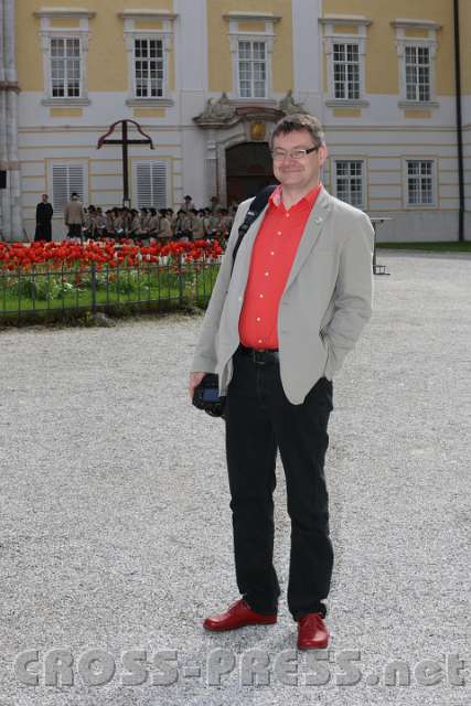 2014.05.04_10.11.05.jpg - Laurentius Mayrhofer, ein Altseitentettner, macht Design für Pilgerprojekte.