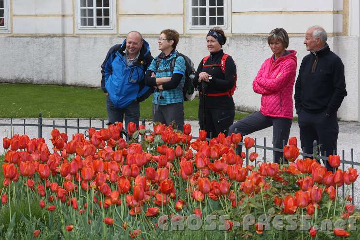 2014.05.04_10.00.24.jpg - Pilger warten auf den Startschuss.  ;)