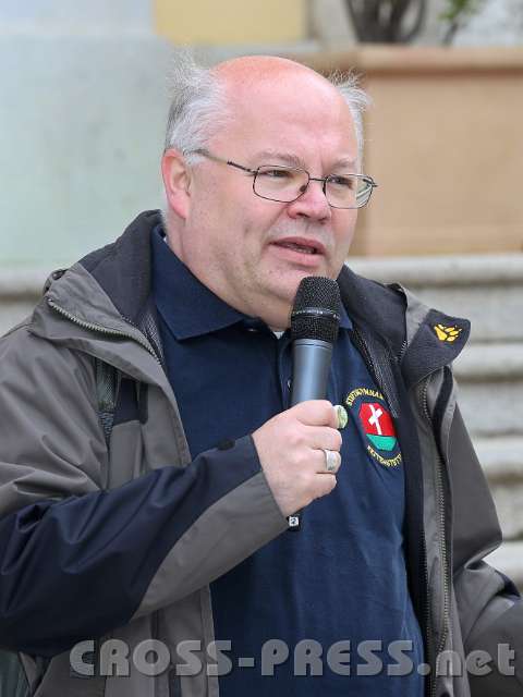 2014.05.04_10.00.56.jpg - Abt Petrus Pilsinger begrüßt die Pilger.