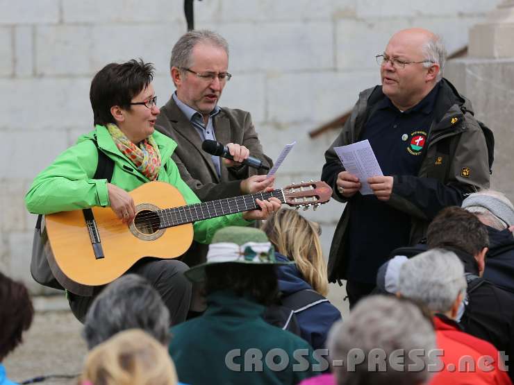 2014.05.04_10.03.32_01.jpg - Beim Einsingen eines Pilgerliedes.