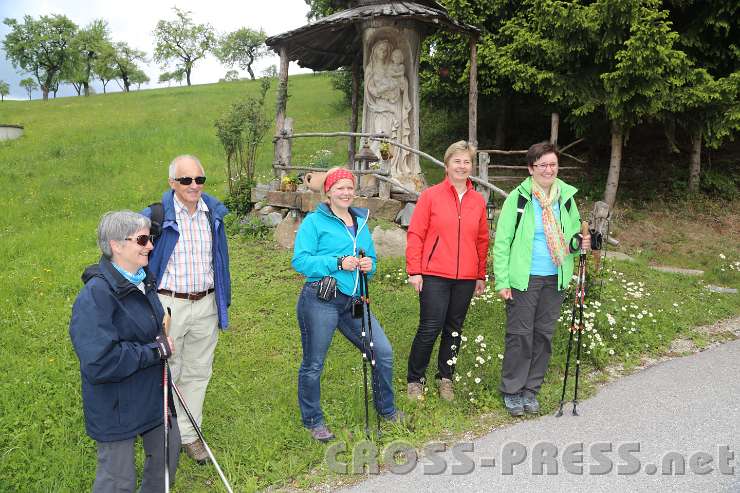 2014.05.04_11.41.58.jpg - Maria mit Christkind aus einem noch verwurzelten Baumstamm, geschnitzt vom Motorsäge-Künstler Adelsberger.