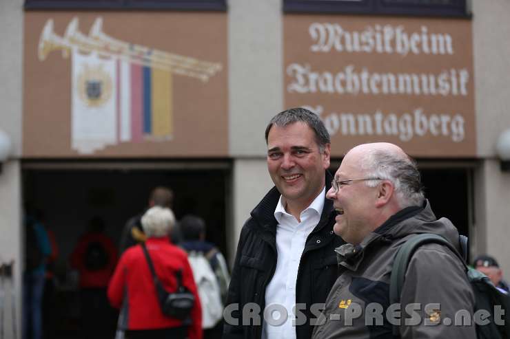2014.05.04_12.55.02.jpg - Rosenauer Bgm. Thomas Raidl nahm die Pilger in Empfang.