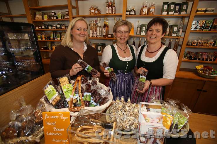 2014.05.04_14.46.08.jpg - In einem alten Andenkenladen wurde ein Pilgerzentrum und zugleich eine Expositur des Seitenstettner Klosterladens eröffnet. V.l.n.r.: Madeleine Zobel, Gabriele Rumpl, Heidi Polsterer.