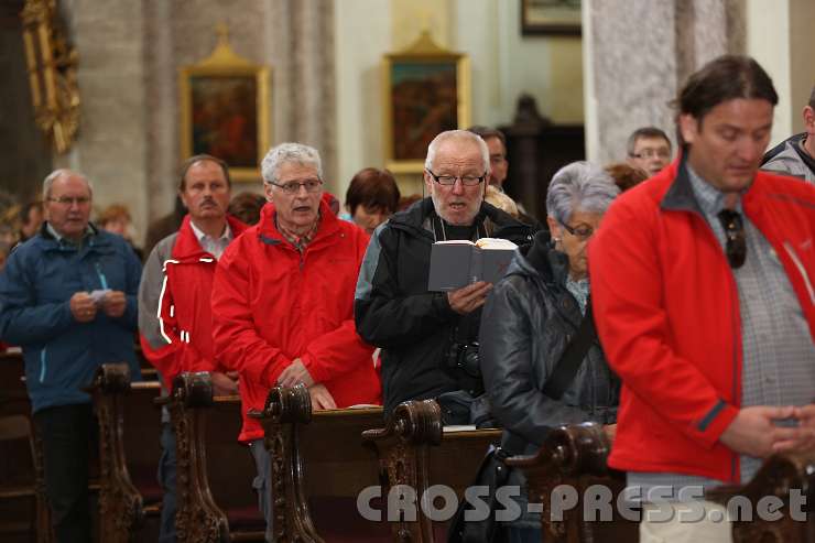 2014.05.04_15.08.57.jpg - Pilger singen zum Lob Gottes aus dem Gotteslob.  :)