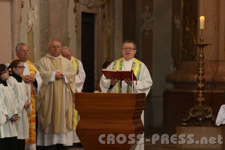 2014.05.04_15.26.43.jpg - Evangelium gelesen von Dechant Herbert Döller.