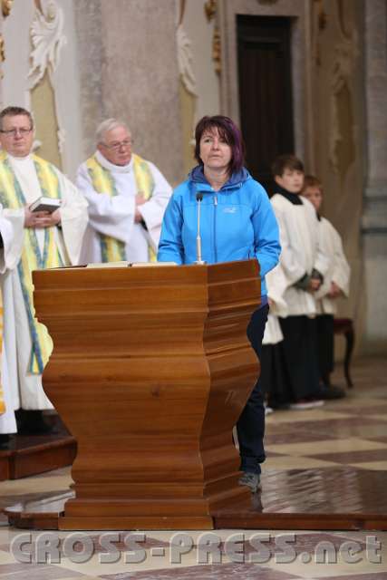2014.05.04_15.45.49.jpg - Pilger trugen die Fürbitten vor.