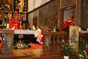 Firmung in Seitenstetten mit Altabt Berthold (10h30h) Altabt Berthold Heigl vergewissert sich bei Pfarrer Laurentius Resch, dass die Firmlinge gut vorbereitet sind.