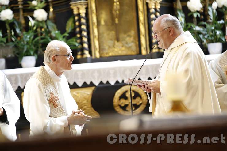 2015.07.10_11.31.14.JPG - Abt Petrus bedankt sich bei Altbischof Kamphaus.