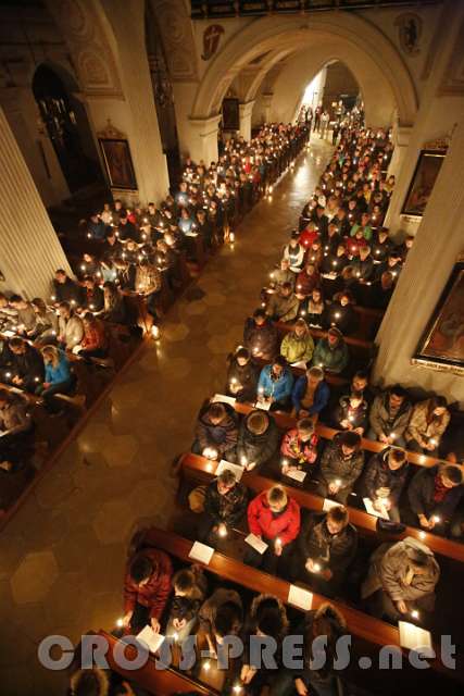 2015.10.31_20.51.41.JPG - In der meditativen Stimmung der kerzenerleuchteten Kirche ...
