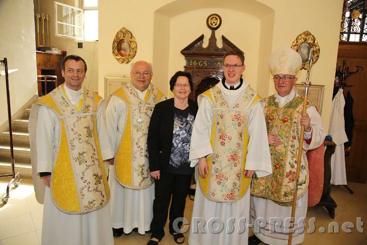 2016.07.03_16.44.27.JPG - Neupriester P.Matthäus Kern mit Prior P.Laurentius Resch, Abt Petrus Pilsinger, Mutter und Weihbischof Anton Leichtfried.
