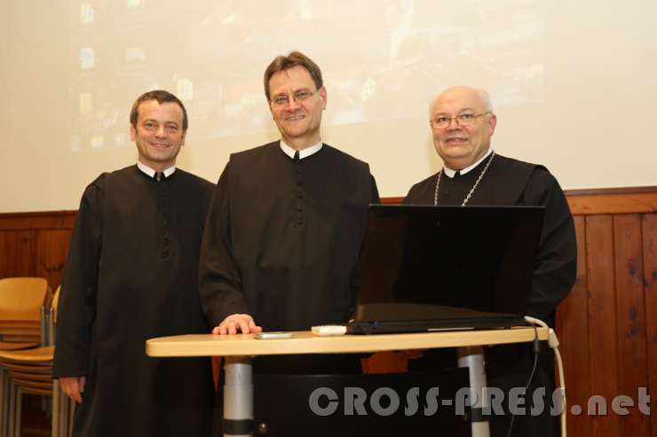 2016.11.03_21.02.57.JPG - Nach dem Vortrag: Prior P.Laurentius Resch, Stiftsarchivar Jacobus Tisch und Abt Petrus Pilsinger.