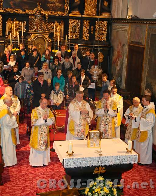 2016.11.06_10.02.50.jpg - Vor Beginn der Festmesse: Inzensieren des Altars.
