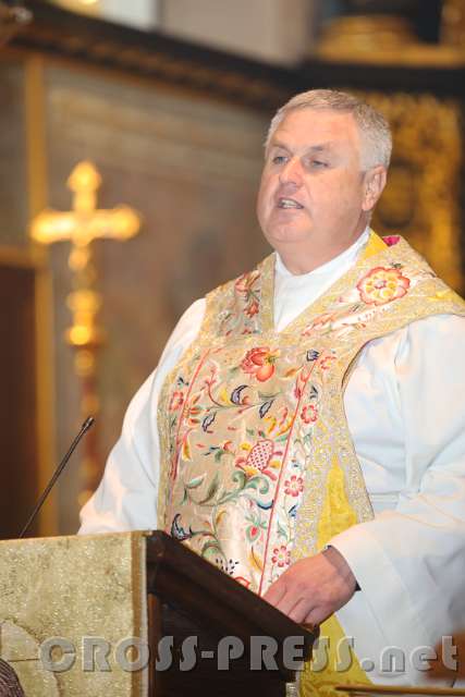 2016.11.06_10.33.51.JPG - Bischof Stefans Vorgänger Ulrich von Passau weihte 1116 die Seitenstettner Stiftskirche - Dompropst Michael erläutert den geschichtl. Hintergrund.