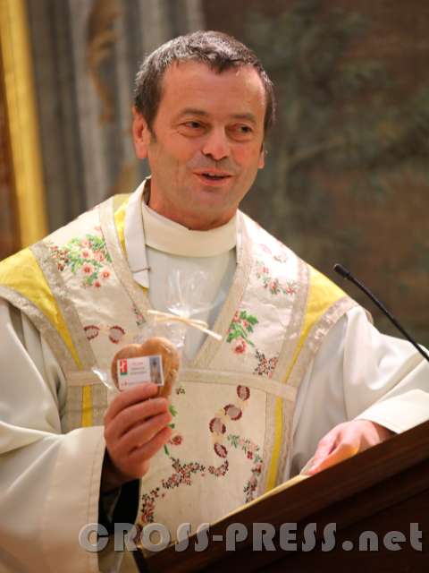 2016.11.06_11.27.59.JPG - Stiftspfarrer Prior P.Laurentius Resch überbringt dem Gast aus Passau ein Seitenstettner Kirtag-Lebkuchenherz.
