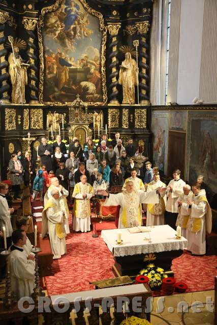 2016.11.06_11.28.30.jpg - Dompropst Dr. Michael Bär erteilt den Schluss-Segen.