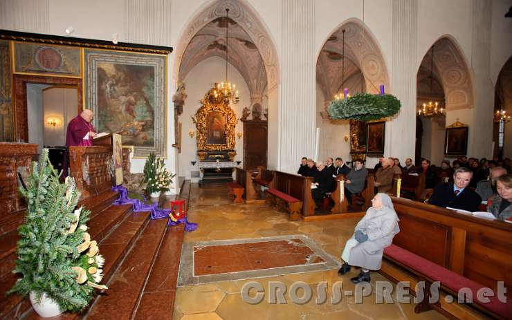 2016.11.29_10.00.39.JPG - Abt Petrus begrüßt die Gottesdienstbesucher.