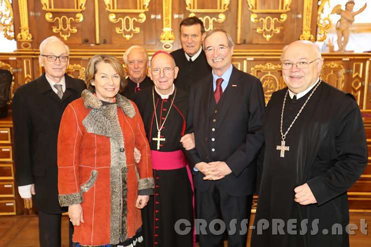 2016.11.29_11.06.05_r.jpg - In der Sakristei nach dem Festgottesdienst (v.l.nr.): Heinrich Wohlmeyer (Neffe von Julius Raab), Sonja Zwazl (Präsidentin der WKNÖ), Propst Raimund Breiteneder, Diözesanbischof Klaus Küng, Christoph Leitl (Präsident der WKÖ), Abt Petrus Pilsinger.