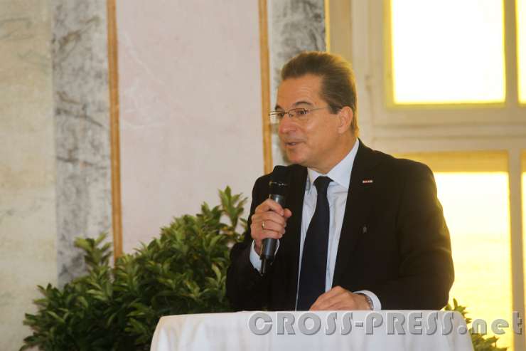 2016.11.29_11.20.48_00.JPG - Moderator Dr. Arnold Stivanello