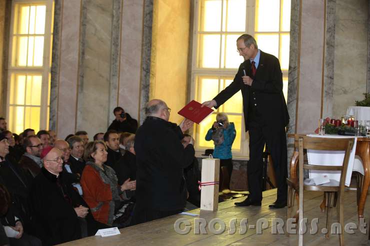 2016.11.29_11.28.26.JPG - Christoph Leitl überreicht Abt Petrus ein Vorvertrag-Faksimile des Staatsvertrags und eine Sonderedition des ersten Julius Raab-Weins.