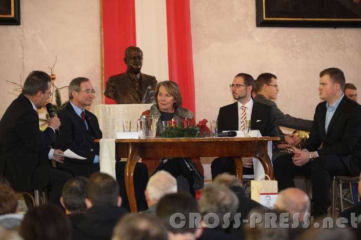 2016.11.29_11.42.28.JPG - Runder Tisch mit Moderator Stivanello, Christoph Leitl, Sonja Zwazl, Johannes Hofbauer-Schmidt (Masterstudium Weinmarketing) und Matthias Fröschl (Metalltechniker).