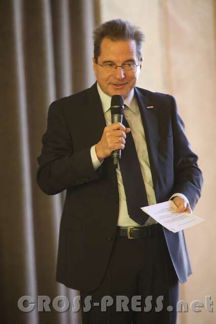 2016.11.29_12.00.16.JPG - Moderator Arnold Stivanello