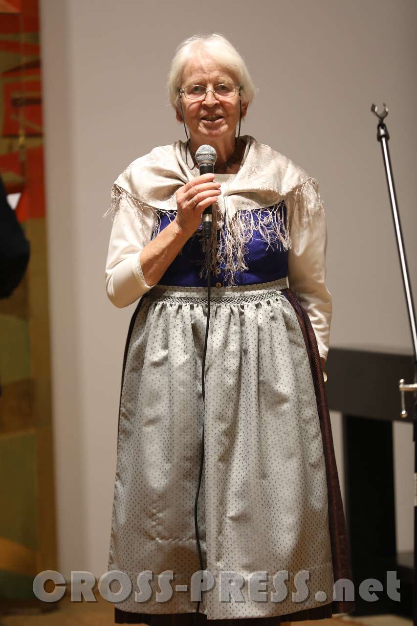 2017.09.22_20.24.25.jpg - Einleitende Worte von Ikonen-Künstlerin Theresia List.